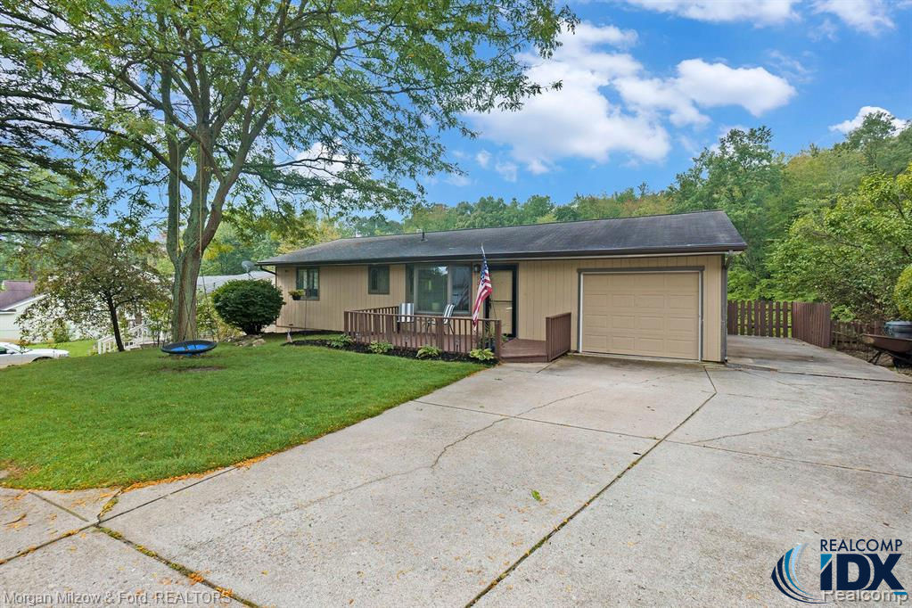 9045 Sherwood Drive, Springfield Township, MI 48350