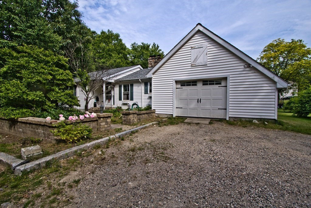 90 Maple St, Douglas, MA 01516