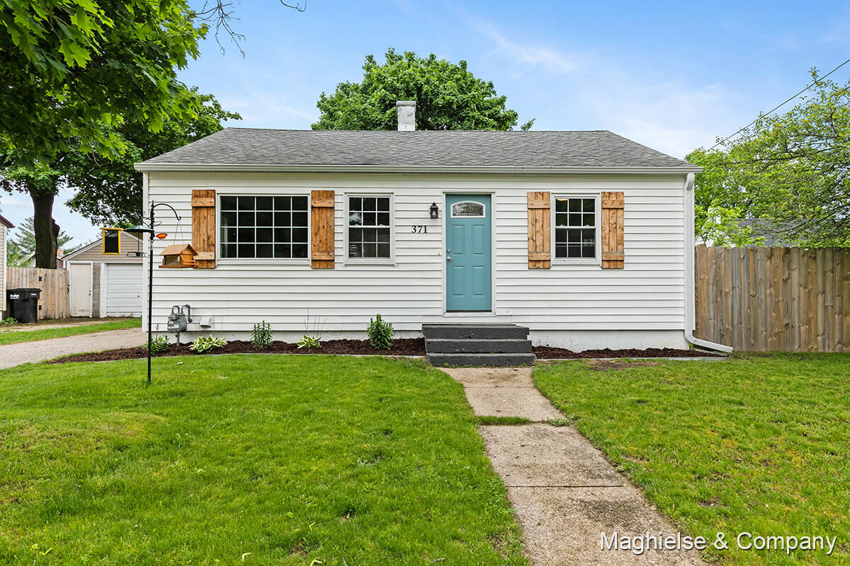 371 Adolph Avenue NE, Rockford, MI 49341