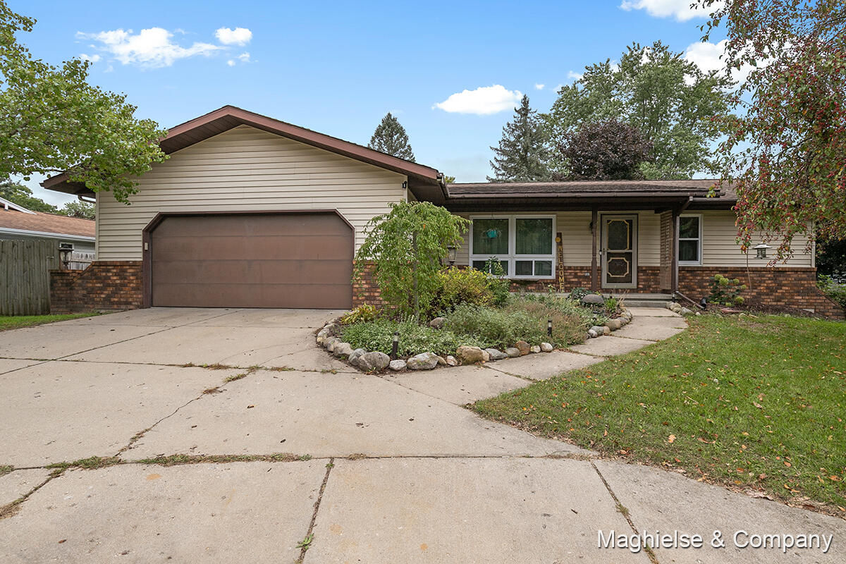 682 Birchwood Court Se, Lowell, MI 49331