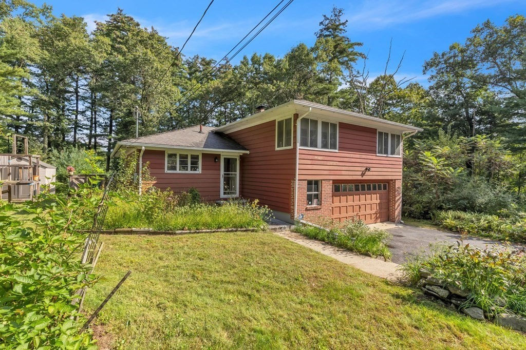 17 Country Club hts, Monson, MA 01057