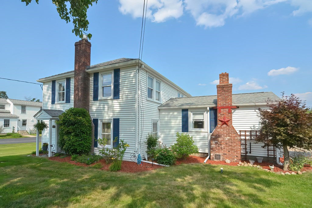 26 Blackstone St, Mendon, MA 01756