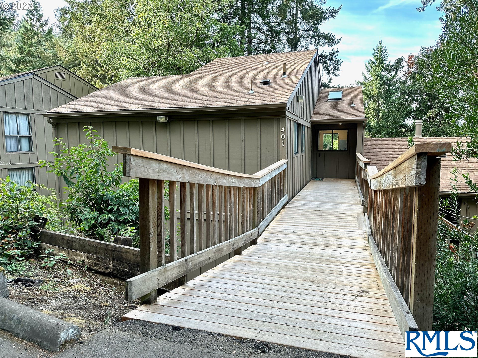 401 Stonewood Dr, Eugene, OR 97405