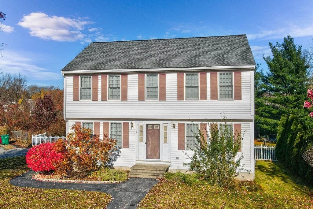 8 Hunnewell Cir, Lowell, MA 01854