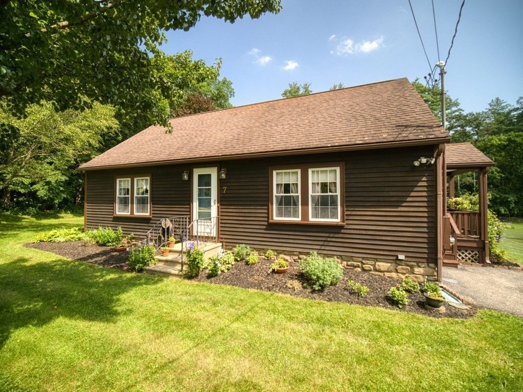 7 Ayers St, North Brookfield, MA 01535