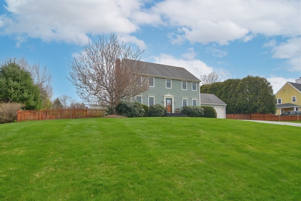 28 Skye Line Dr, Sutton, MA 01590