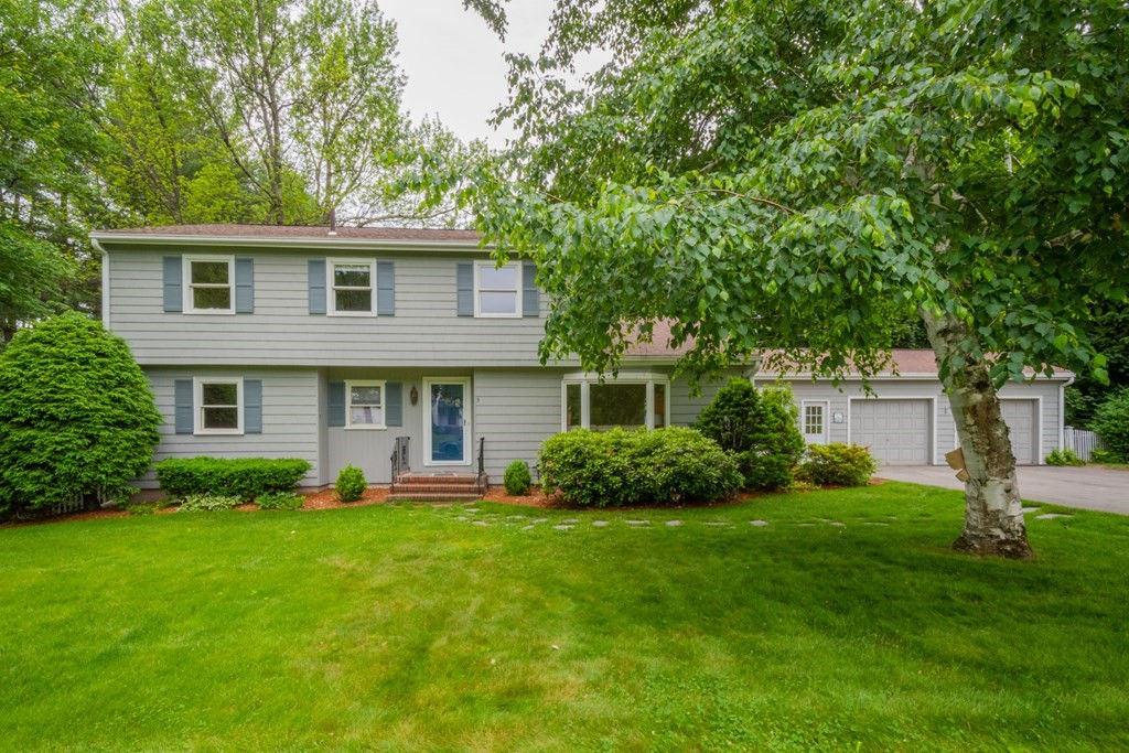 3 Macintosh Rd, Bedford, MA 01730