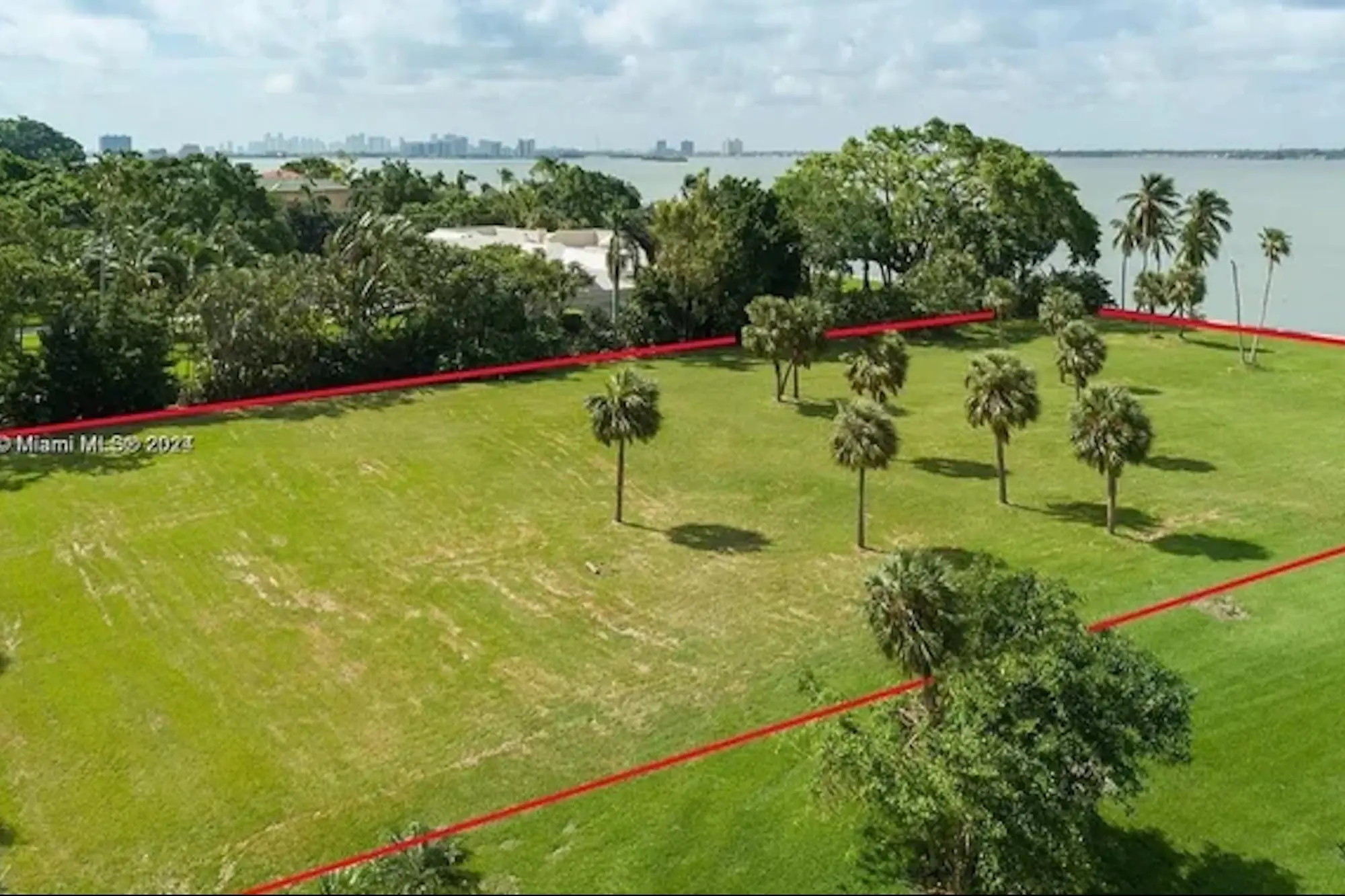 Jeff Bezos' Neighbors Just Sold Their Land. Here's How Much It Costs to Live Next to the Amazon Founder.