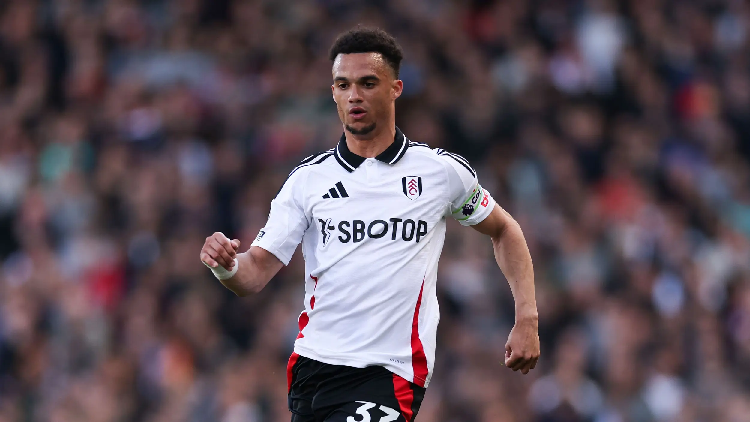 USMNT defender Antonee Robinson undergoes right knee surgery after completion of Fulham's Premier League campaign