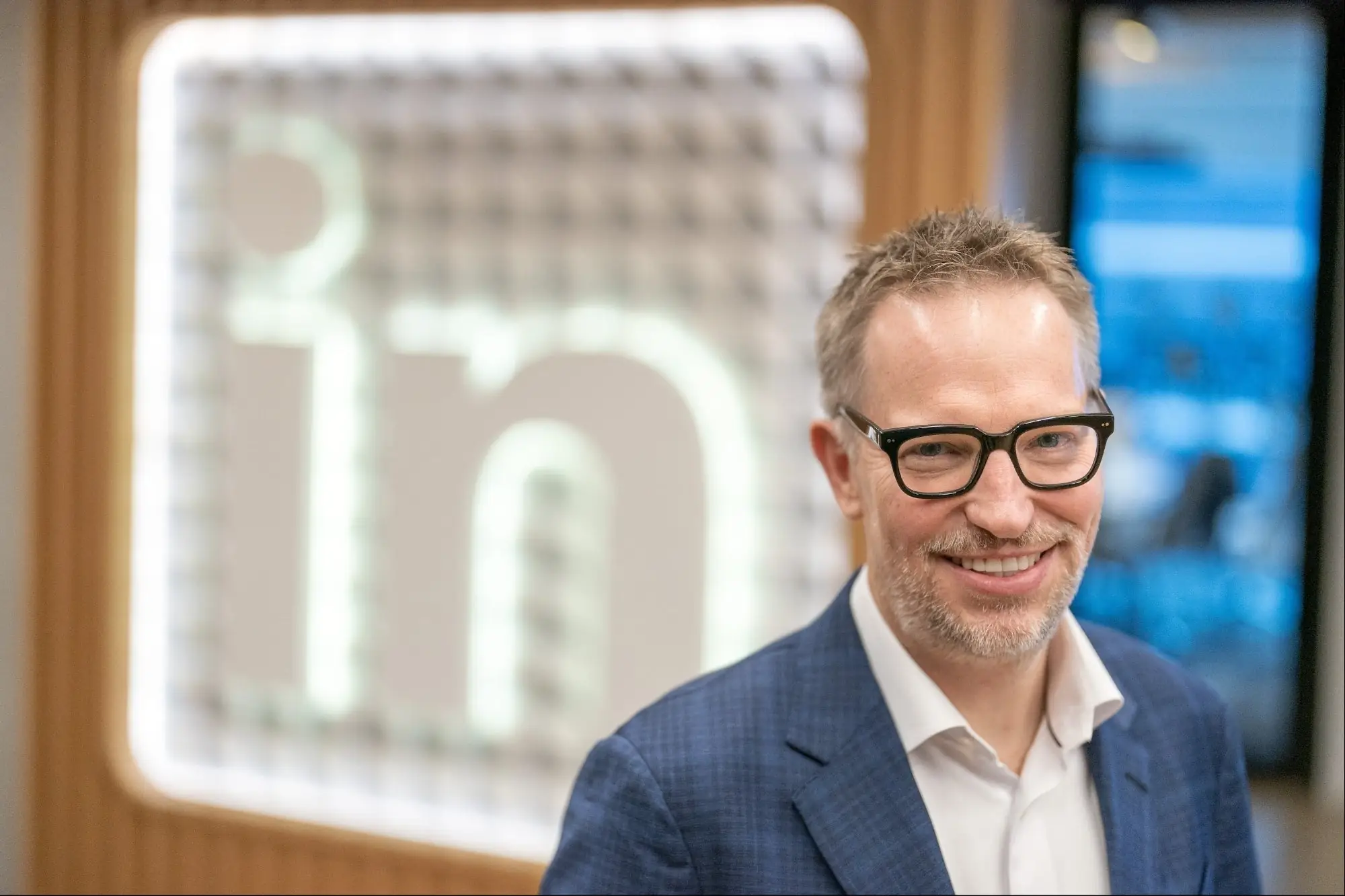 LinkedIn's CEO Says He Uses AI to Write 'Almost Every Email,' Including ...