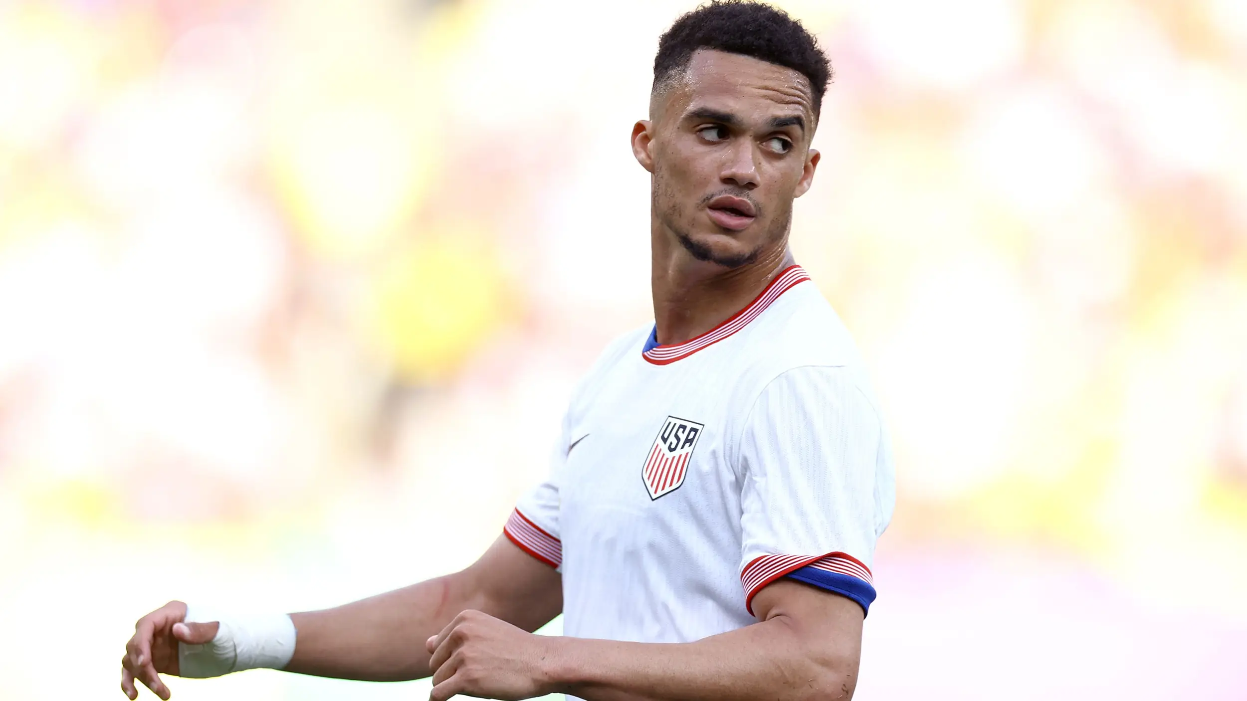 VIDEO: USMNT star Antonee Robinson surprised by legend Tim Howard with U.S. Soccer's Male Player of the Year honor