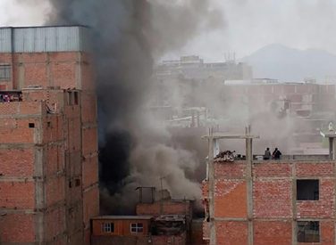 Lima: Gran incendio en galería La Cochera de Mesa Redonda
