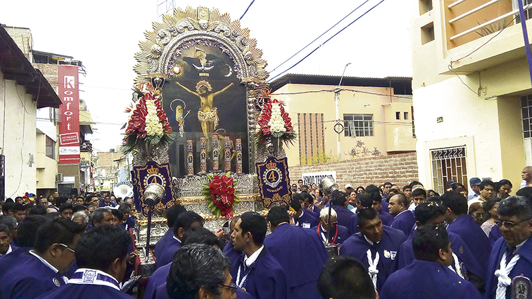 Señor de los Milagros inicia último recorrido del año