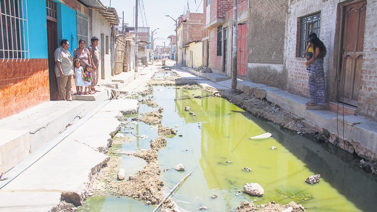 En riesgo salud de vecinos por el colapso de desagües en Catacaos