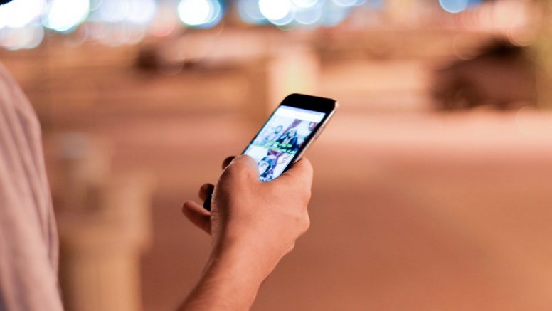 Uso excesivo de tablets y smartphones causaría ojo seco