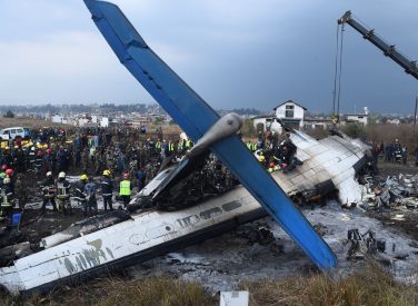 [Vídeo]: Un avión se estrella y deja 49 muertos
