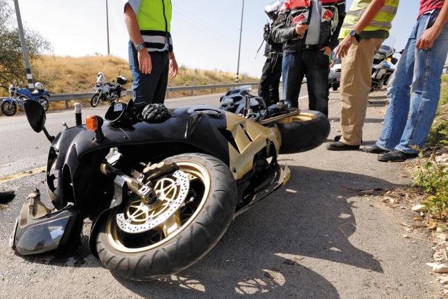 Joven motorizado fallece cerca de cementerio tras volcarse