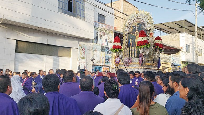 Multitud acompaña al Cristo Moreno