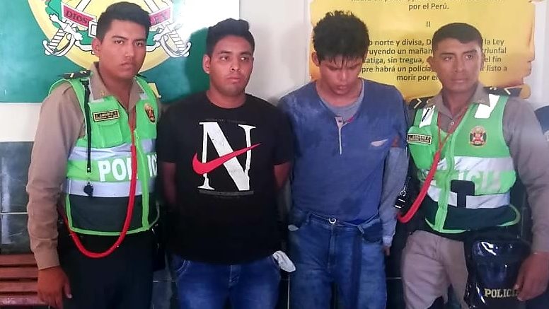 Hombres arrastran y golpean a una mujer para robarle su cartera