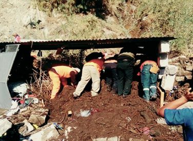 Tres mujeres mueren sepultadas en su casa tras caida de huaico en Piura