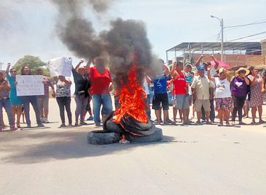 Con protesta, moradores del A.H. Paredes Maceda piden construcción de pistas y veredas