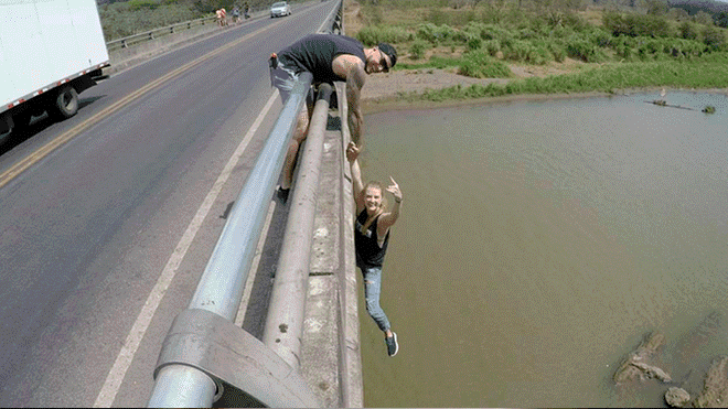 Mujer se colgó de puente sobre río lleno de cocodrilos para conseguir ‘likes’