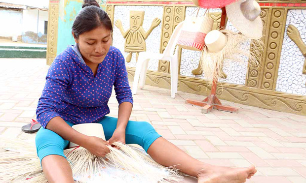 La paja toquilla se tiñe de rojo y blanco