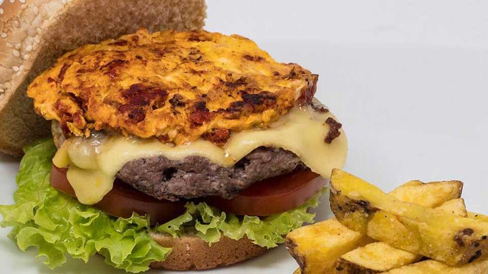 Prueba la hamburguesa peruana: Con salchicha huachana y queso serrano -  Diario El Tiempo Piura