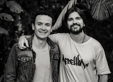 Juanes y Fonseca celebran el Día del Padre con un concierto online