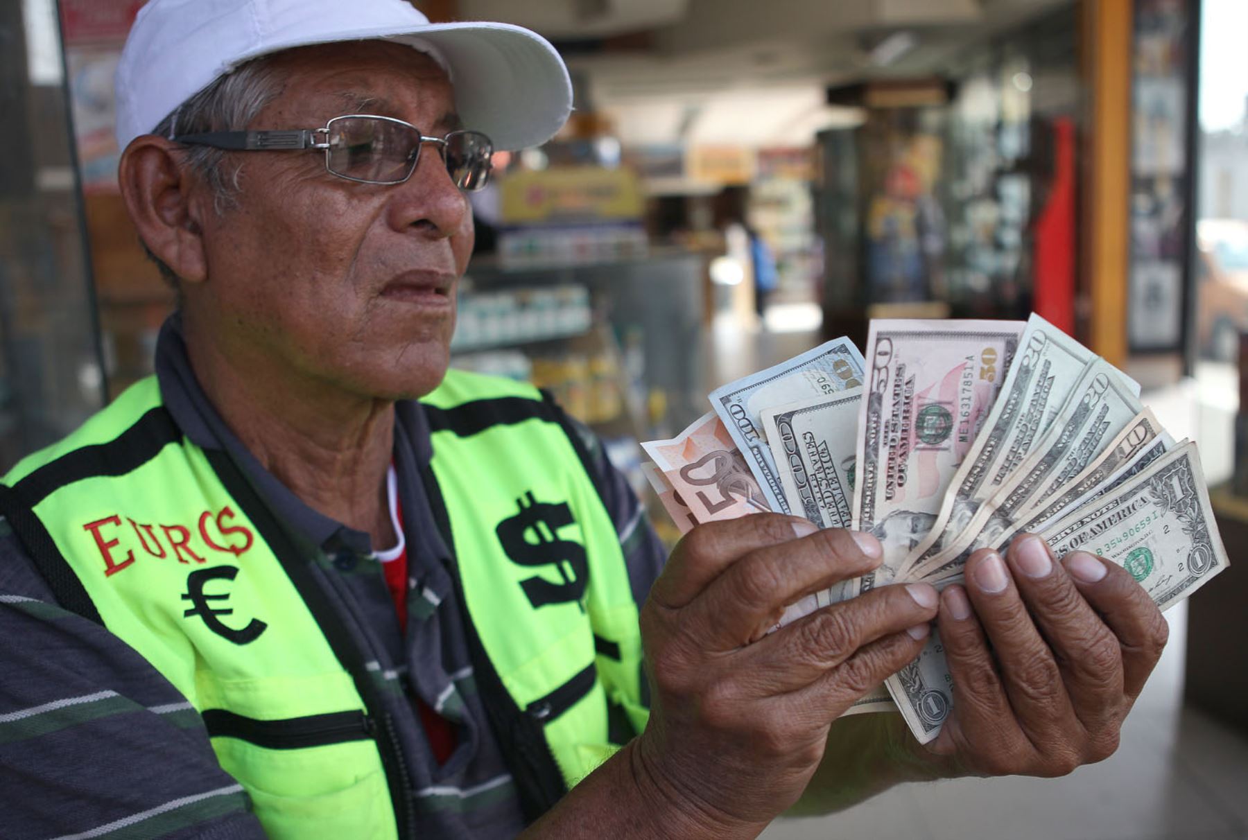 Los depósitos migran desde los bancos a los colchones