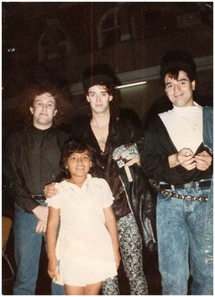 Gustavo Cerati, Zeta Bosio y Daniel Sais junto a una pequeña fan saliendo del hotel rumbo al concierto que darían en el Coliseo Miguel Gerónimo Seminario y Jaime. Piura, Perú. 30 de Junio de 1987. Fotografía: Jorge Otero.