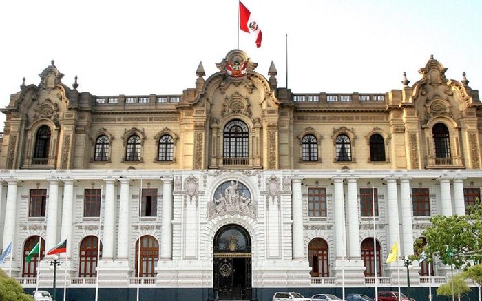 “Tenemos una democracia golpeada por el Ejecutivo y el Congreso”