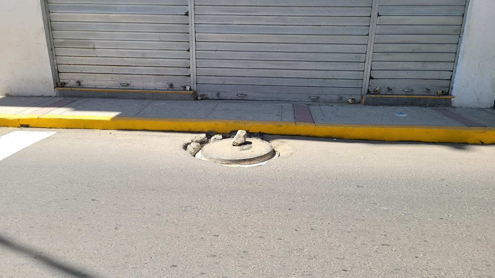 Piura: vecinos reportan riesgosos huecos en las renovadas calles del centro de Piura - El Tiempo