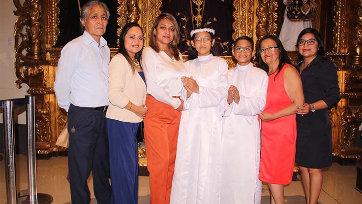Leylani Mirkala Atarama Medina y Darien Castro Medina junto a sus queridos familiares.