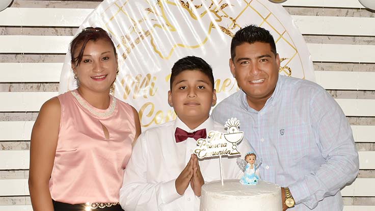 Elmer Cruz Ocaña acompañado de sus padres Larry y Melissa.