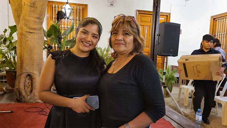 Fernanda Nuñez junto a su madre Rosa Rojas.