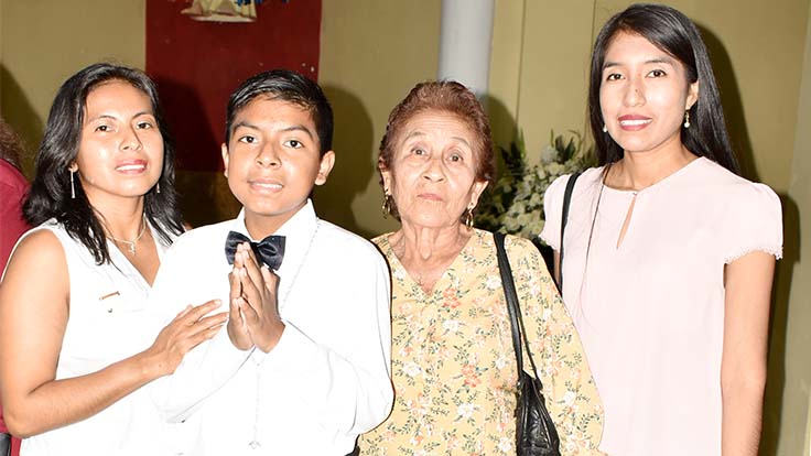 Gonzalo Requejo luce acompañado de su madre Mariela y demás familiares.