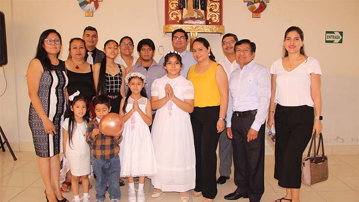 Mariafe Otero Córdova y Alexia Córdova Timaná posan ante la cámara con sus familiares.