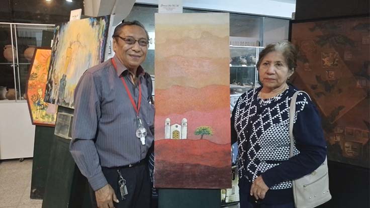 Los pintores German See Wu y Elva Rodriguez en la exposición de arte en el Museo Cruz Merino.