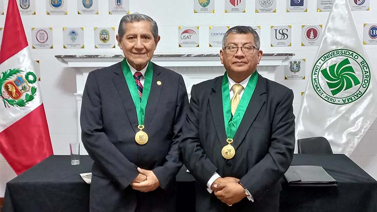 El Dr. Eduardo Arroyo junto al Dr. Juan Carlos Adriazola Silva.