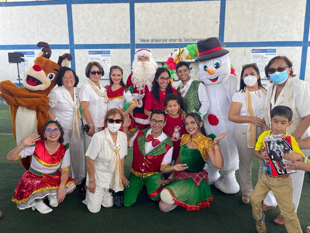 Las damas voluntarias de San Juan de Dios, Bertha de Vegas, Lourdes de García y Cristina Lau, junto a su presidenta Lucha de Cotlear, entre otros