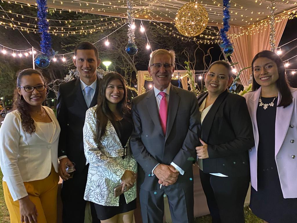 Jemmy Cruz Talledo, Claudia Chumacero, Blanca Cruz, Diana Gamboa y Luis Toribio junto al rector Antonio Abruña.