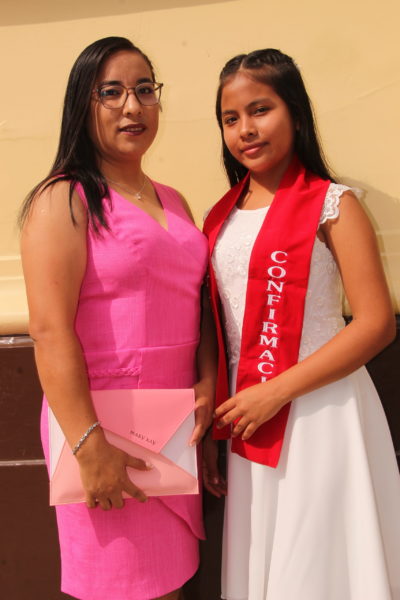 Ericka Peña Chunga junto a su madrina Roxana Chunga