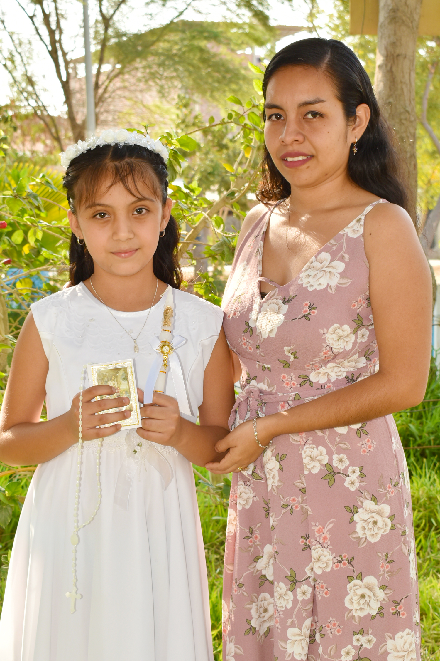 Nazly Rimaycuna Zandoval posa junto a su madrina Astrid Atarama Sandoval.