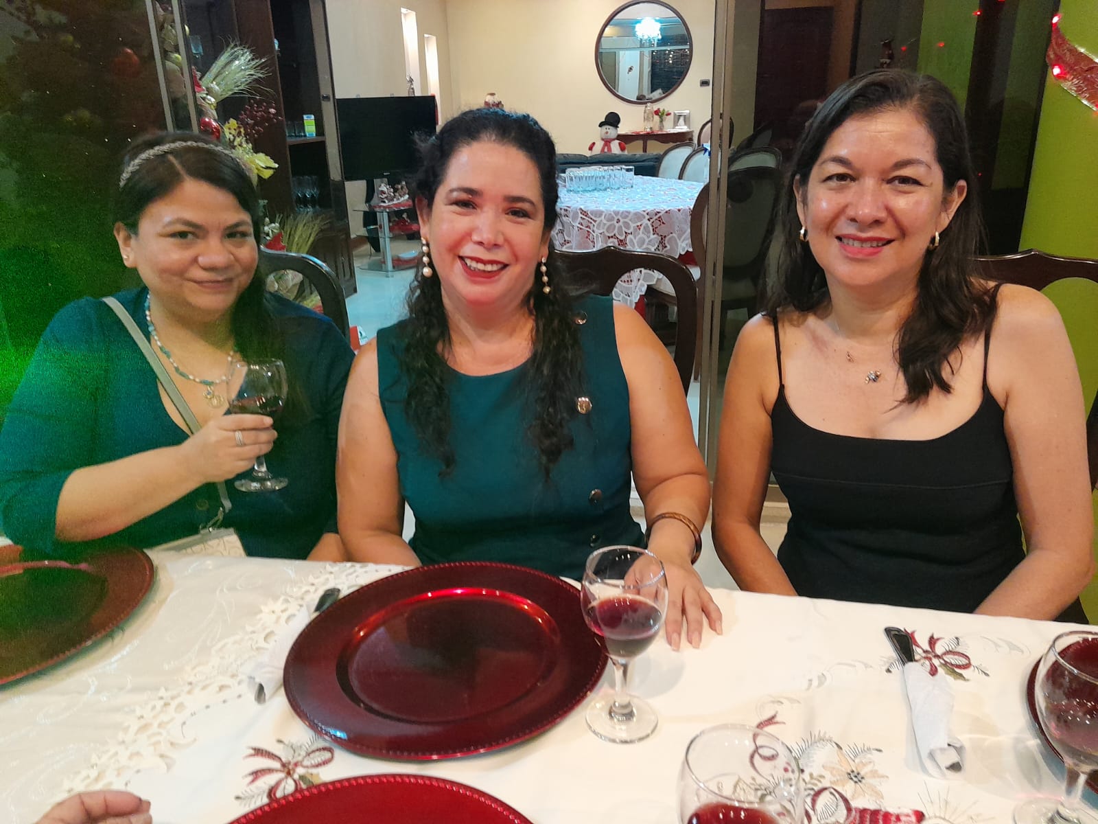 Claudia Carrasco, Zelmira Escudero y Nechy Távara.