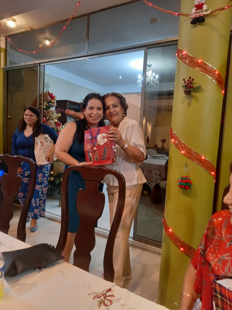 Rosy Zegarra y Zelmira Escudero.