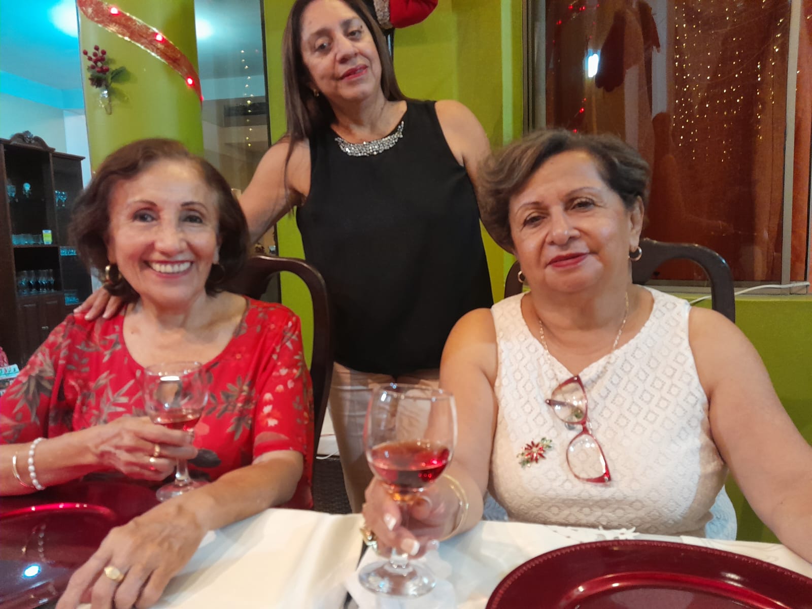 Olinda Merino, Marisol Gallo y Meche Garces.