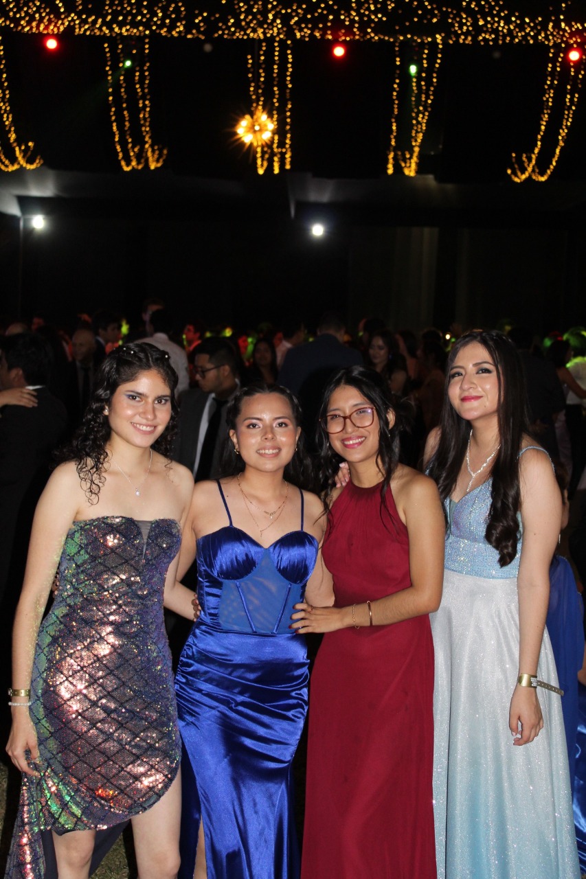 Brenda Carrasco, Samantha Fuentes, Mayra Horna Pingo y Angie Castillo gozando de su fiesta de graduación.