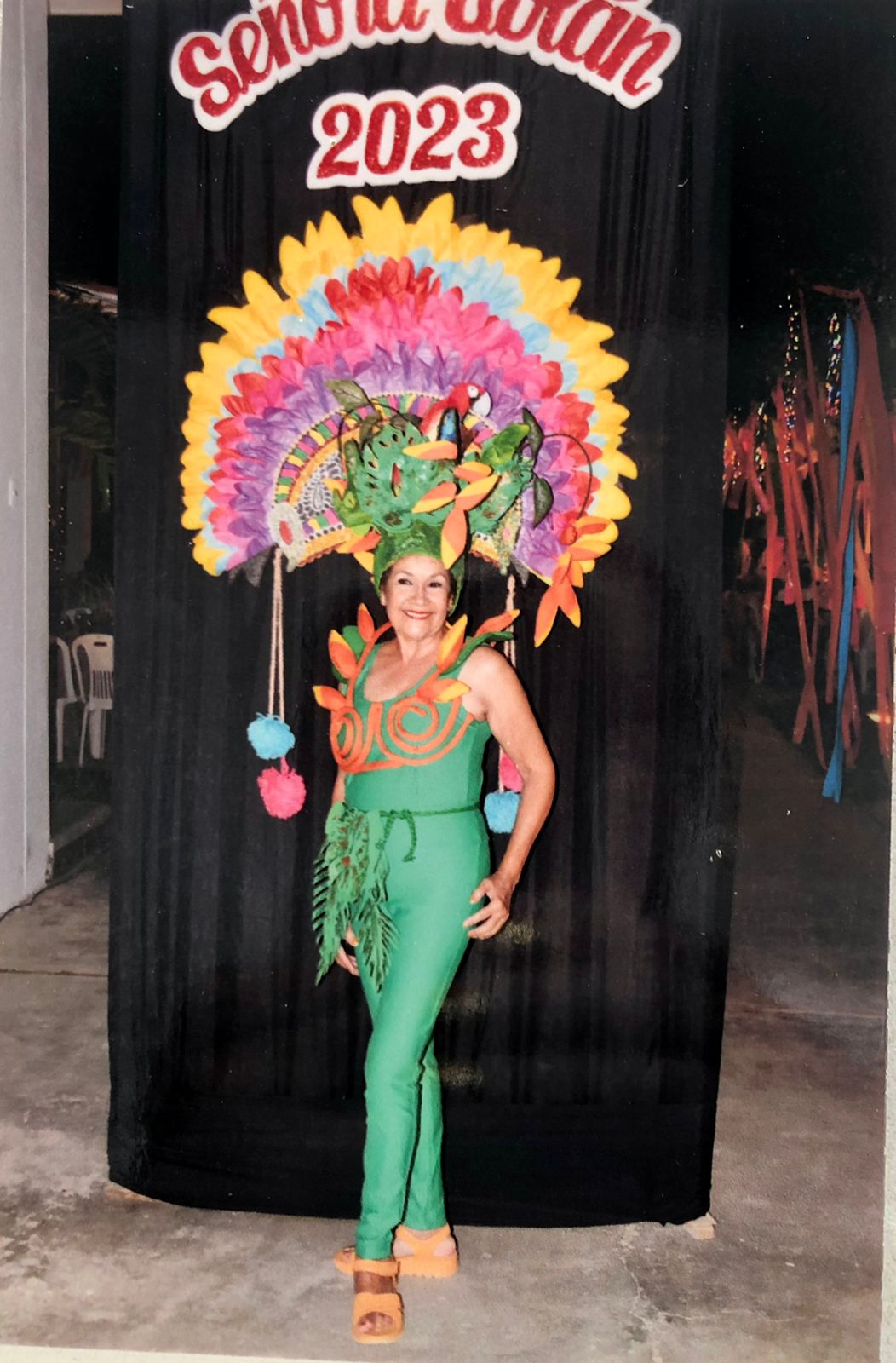 La encantadora Chiqui Valdiviezo de Dienstkoch, con su disfraz de Amazonas. Ganó el primer premio al mejor disfraz creativo de la fiesta.