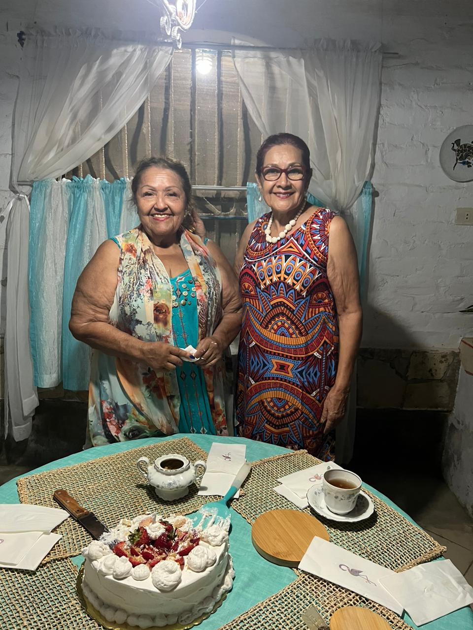 En una foto para el recuerdo posan la cumpleañera Fabiola y su hermana Chiqui.